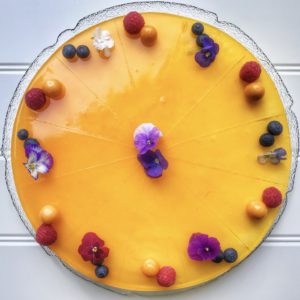 Cheesecake med top af passionsfrugt