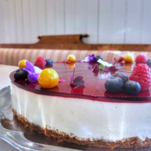 Cheesecake med top af solbær
