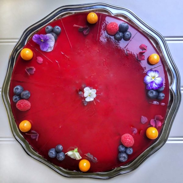 Cheesecake med top af solbær